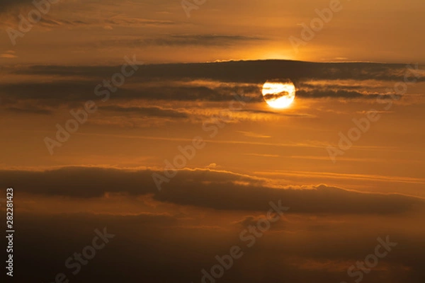 Fototapeta Sole all'alba tra le nuvole
