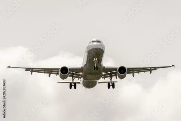 Obraz Airbus a320 landing landing in cloudy sky.