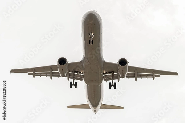 Obraz Airbus a320 landing landing in cloudy sky.