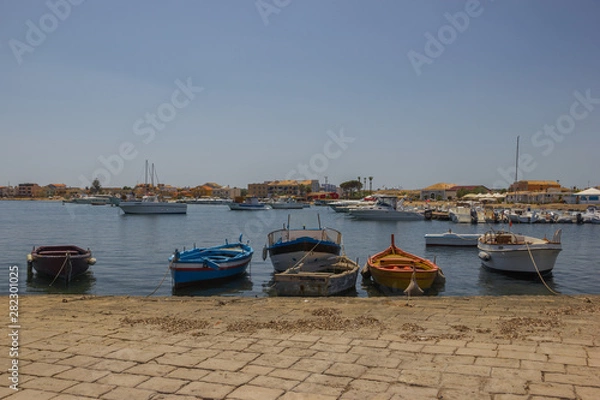 Obraz Marzamemi Sicily, view of the fishing port and old colored boats, tourist boats in background