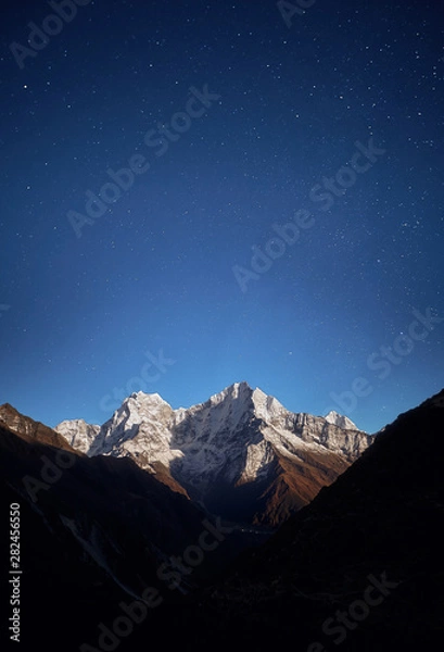 Fototapeta Thamserku mountain night view in the light of the rising Moon.