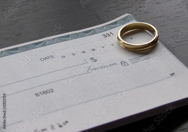 Fototapeta ring and checkbook