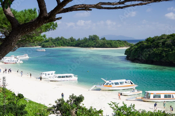 Fototapeta ishigaki , japan, 01/05/2019 , View of the famous Kabira bay in the north of the island. This spot is a must see spot for tourists in Ishigaki jima.