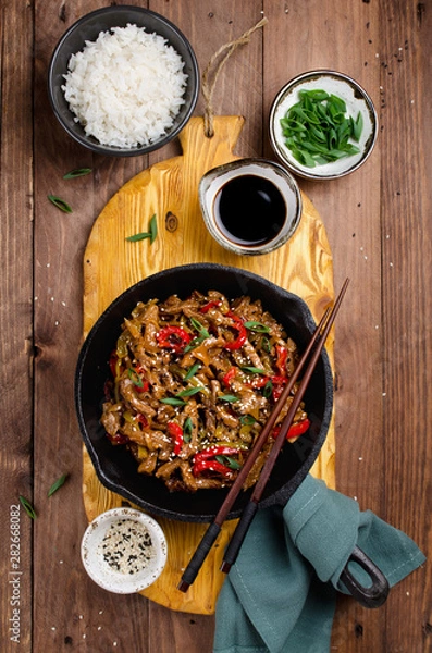 Fototapeta Stir fry beef, sweet peppers, onions and garlic