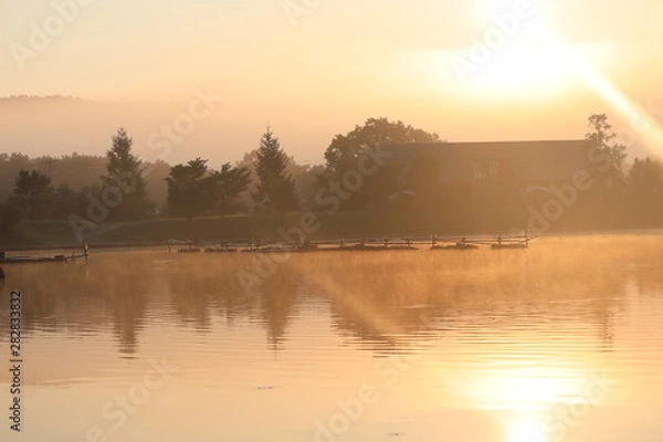 Obraz 湖畔の朝日