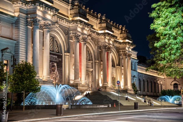 Fototapeta Water in movement in front of the MET
