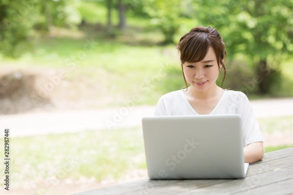 Obraz 新緑の中の女性