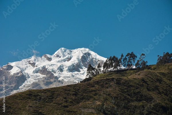 Obraz Montaña de Sorata y arboles