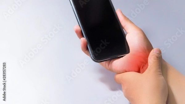 Obraz Pain in the wrist The cause of the capture or holding the phone for a long time.