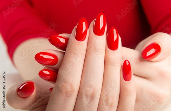 Obraz ręce z czerwonym manicure.