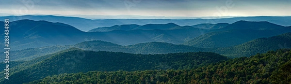 Obraz Widok na Blue Ridge Mountains (w pobliżu) i Appalachian Mountains (w oddali) z punktu widokowego na Skyline Drive w Shenandoah National Park, Virginia, USA, pod koniec września.