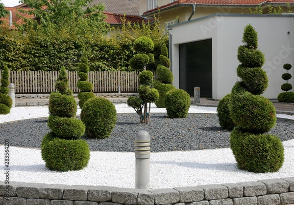 Obraz Steingarten mit Formgehölzen