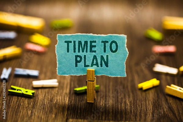 Obraz Słowo pisanie tekstu Time To Plan. Koncepcja biznesowa przygotowania rzeczy Przygotowanie Pomyśl o innych rozwiązaniach Clothespin trzymając niebieski papier Przypomnienie spinacze do bielizny drewniana podłoga