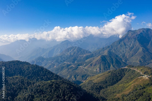 Fototapeta Vue des montagne du Nord Vietnam traversée par une route