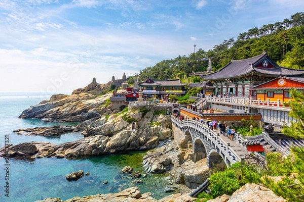 Obraz Świątynia Haedong Yonggungsa w Busan w Korei Południowej.