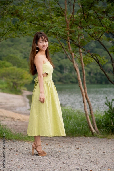 Fototapeta 湖畔の女性