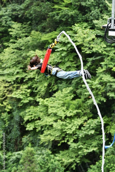 Obraz バンジージャンプをする女性