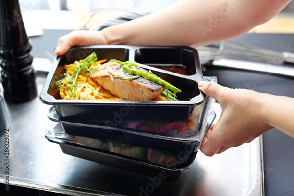 Obraz Żywnościowy. Apetyczne pudełka na lunch. Jedzenie dostarczane pod Twoje drzwi