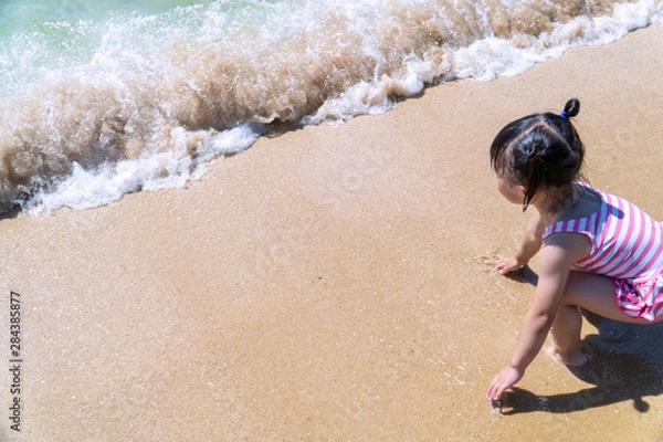 Obraz 海で遊ぶ子ども　波・砂浜