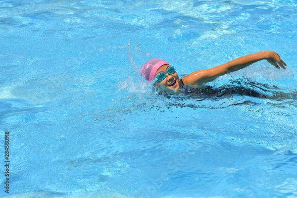 Fototapeta プールで泳ぐ女の子（クロール）