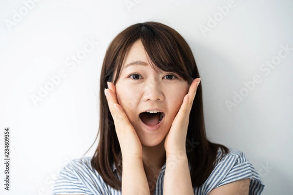 Fototapeta 叫ぶ若い女性