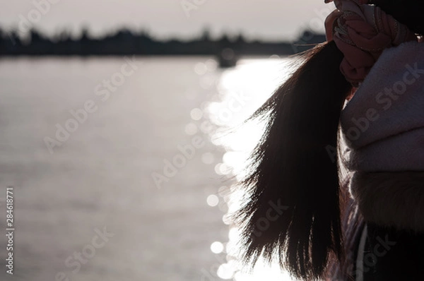 Obraz 夕暮れの運河、マフラー、ポニーテール