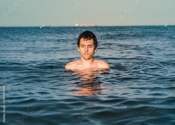 Obraz Young man relaxing and refreshing in the ocean
