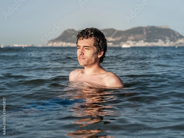 Obraz Young man relaxing and refreshing in the ocean