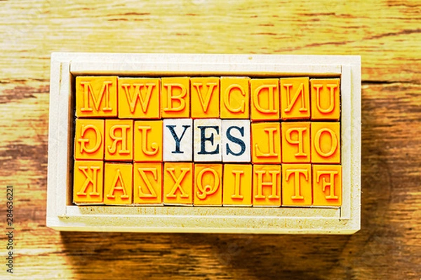 Fototapeta 木目の上に置いたハンコ　YES の文字と木目の背景　メタリックにしました