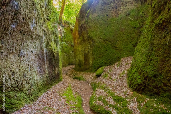Fototapeta Niesamowita jaskinia Vie, wydobyta przez Etrusków między wioskami Pitigliano i Sorano, Toskania, Włochy