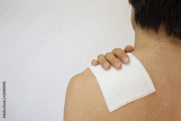 Obraz 肩に湿布を貼る男性