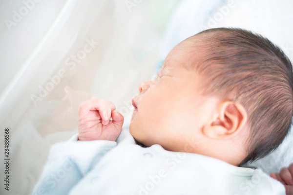 Obraz ベッドで眠る赤ちゃん