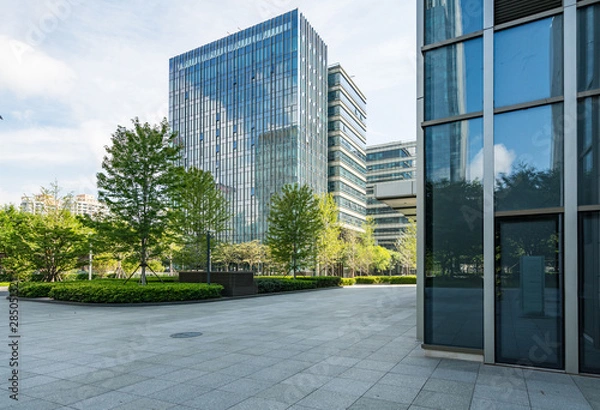 Obraz Puste podłogi i budynki biurowe w centrum finansowym Qingdao w Chinach