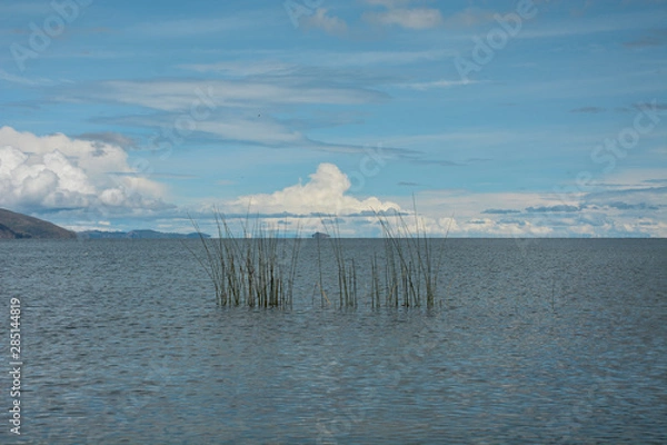 Obraz lago con nubes de fondo