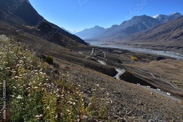 Obraz インドのヒマラヤ山岳地帯　スピティ谷のキーゴンパへ向かう山道　美しい山と川と青空