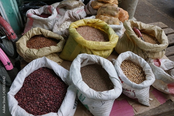 Fototapeta korn und obst und gemüse auf einem markt auf madagaksar