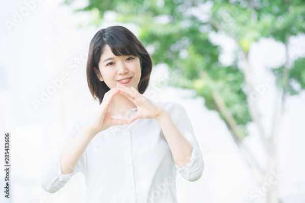 Fototapeta 「マル」のサインをつくる若い女性