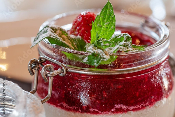Obraz Zbliżenie na deser panna cotta z truskawką i liściem mięty