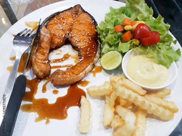 Fototapeta steak with salad, salmon steak, crispy grilled salmon steak with salad, Salmon fish steak grilled and fresh vegetable salad with tomato and lettuce. Healthy food. Top view