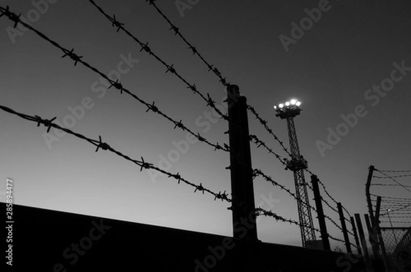 Obraz 夜空と有刺鉄線と照明