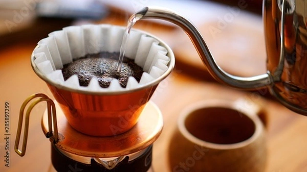 Fototapeta コーヒーを淹れ始めている様子。お湯を注ぐシーン