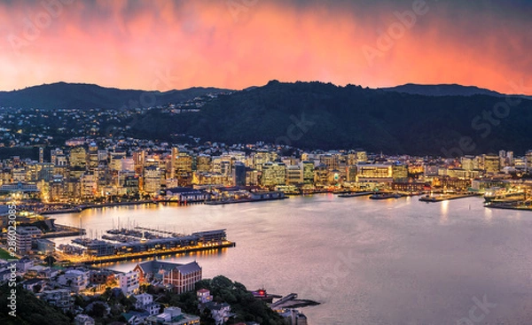 Obraz Wellington city and harbour at sunset from Mount Victoria. Wellington is the capital city of New Zealand and is located at the bottom of the North Island.