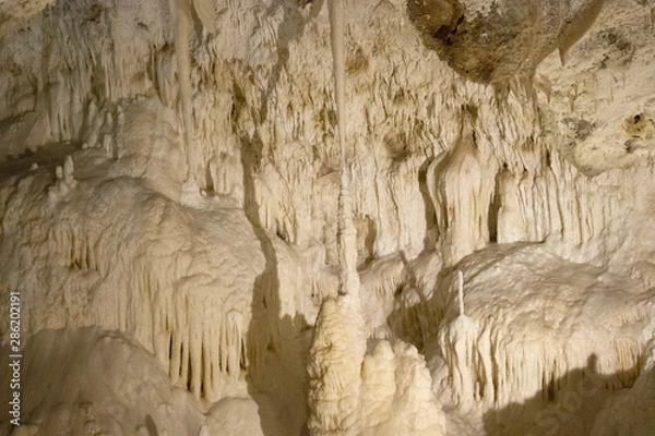 Obraz grotte con salagmiti e stalattiti