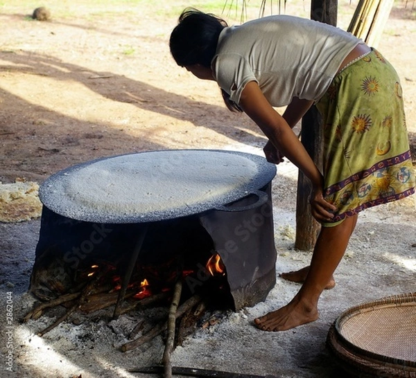Obraz cuisson d'une galette de manioc