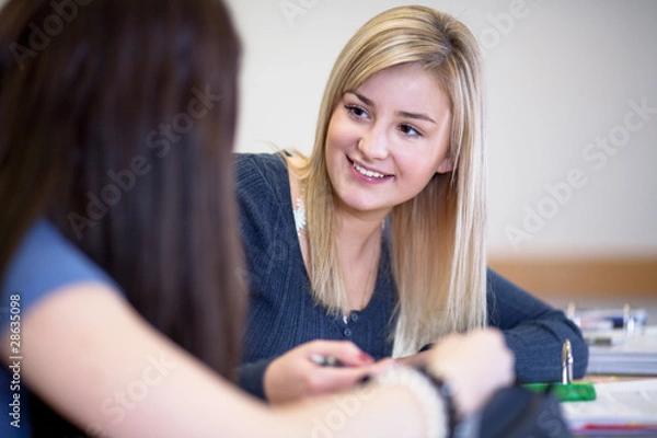 Fototapeta glückliche interessierte Studentin