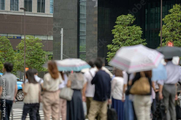 Obraz 猛暑中の人々のいる都会風景
