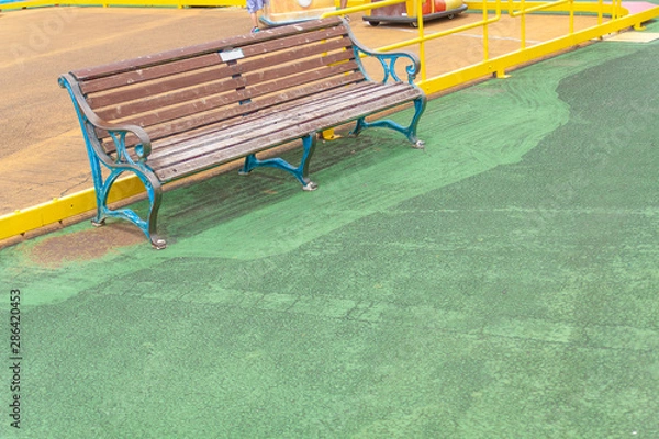Obraz 遊園地のベンチ