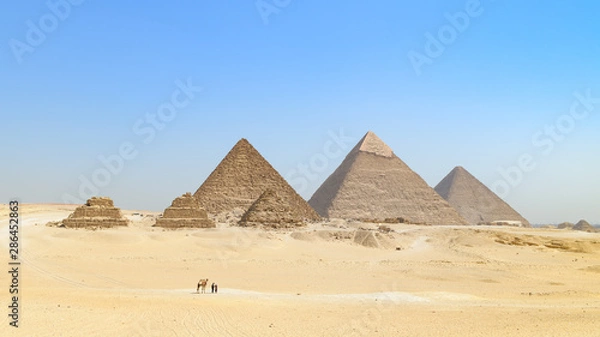 Obraz Les célèbres pyramides de Gizeh alignées et le Caire