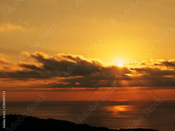 Fototapeta 雲上に現れた初日の出