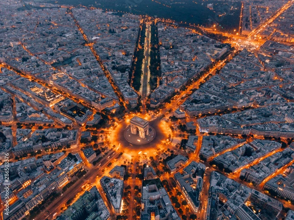 Fototapeta Antena Łuku Triumfalnego w Paryżu w nocy